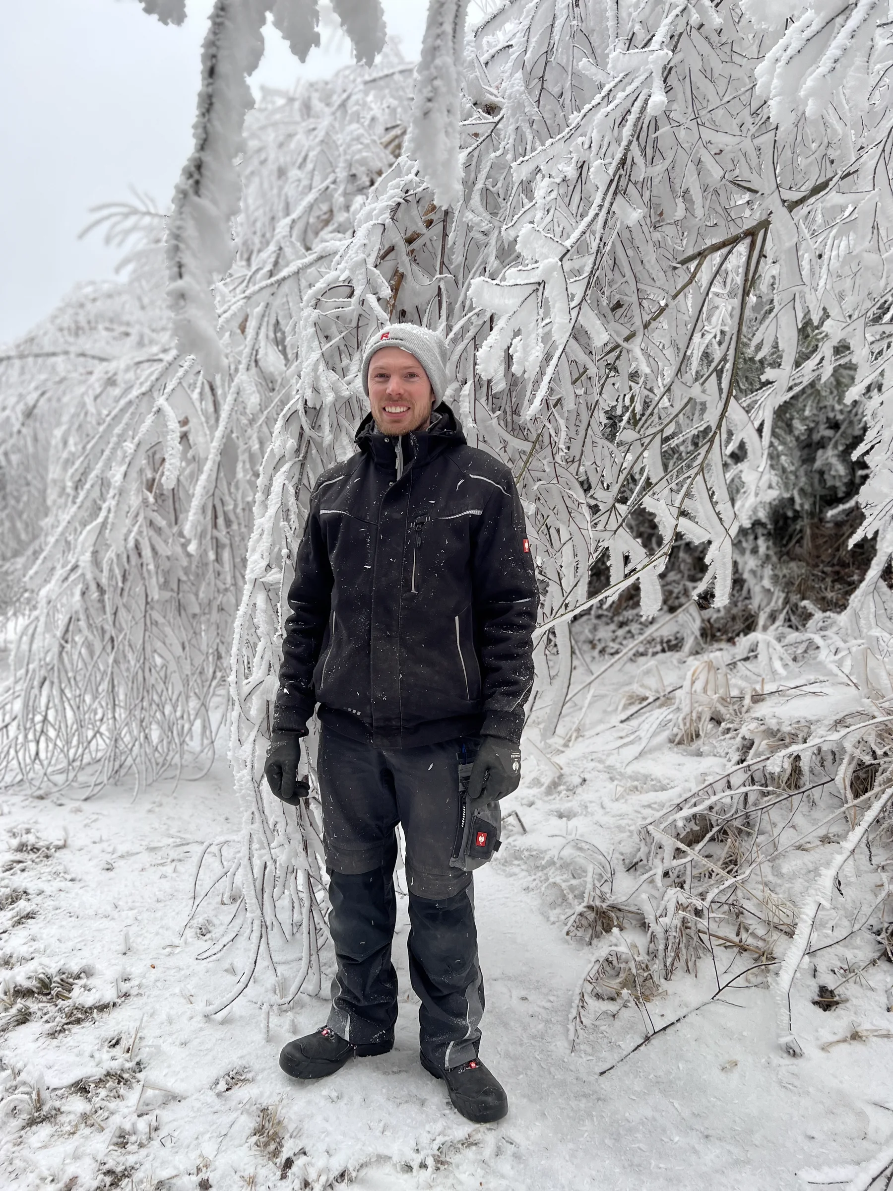 Samuel Müllner im verschneiten Wald am Jauerling