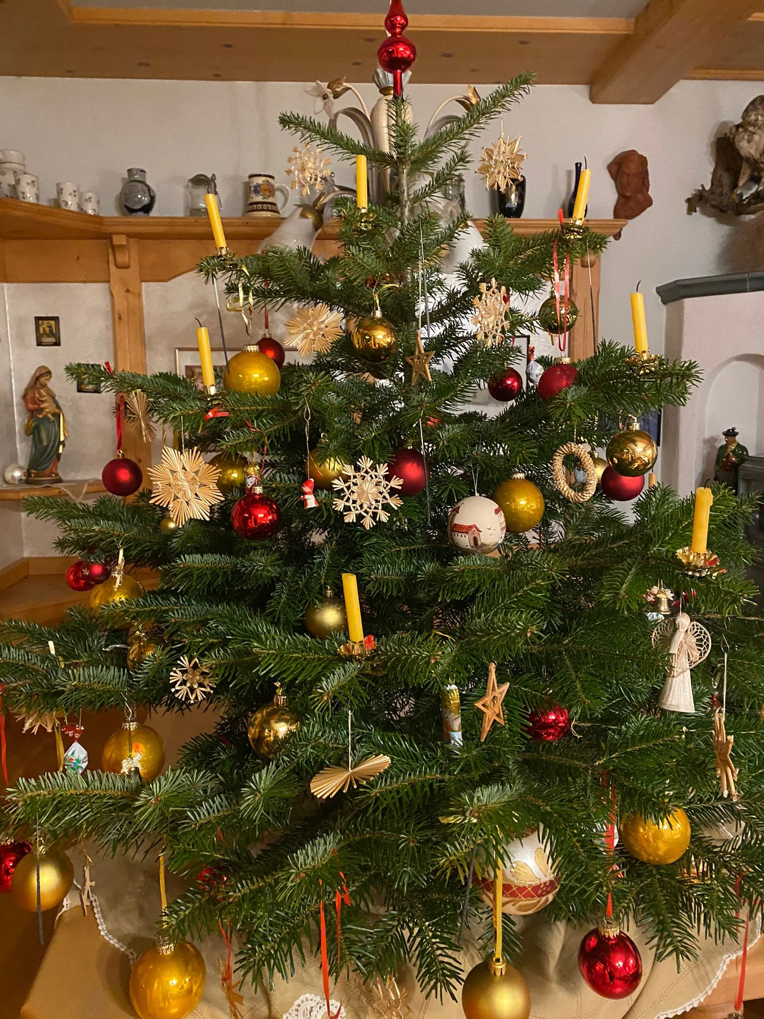 Festlich geschmückter Christbaum